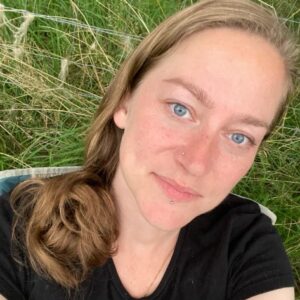 Foto van Thamar kijkend in de camera met groen gras op de achtergrond