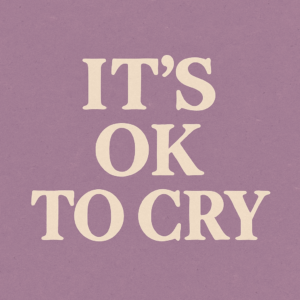 Minimalistische paarse afbeelding met de tekst “IT’S OK TO CRY” in grote, zachte retroletters. De boodschap straalt troost, mildheid en emotionele veiligheid uit.